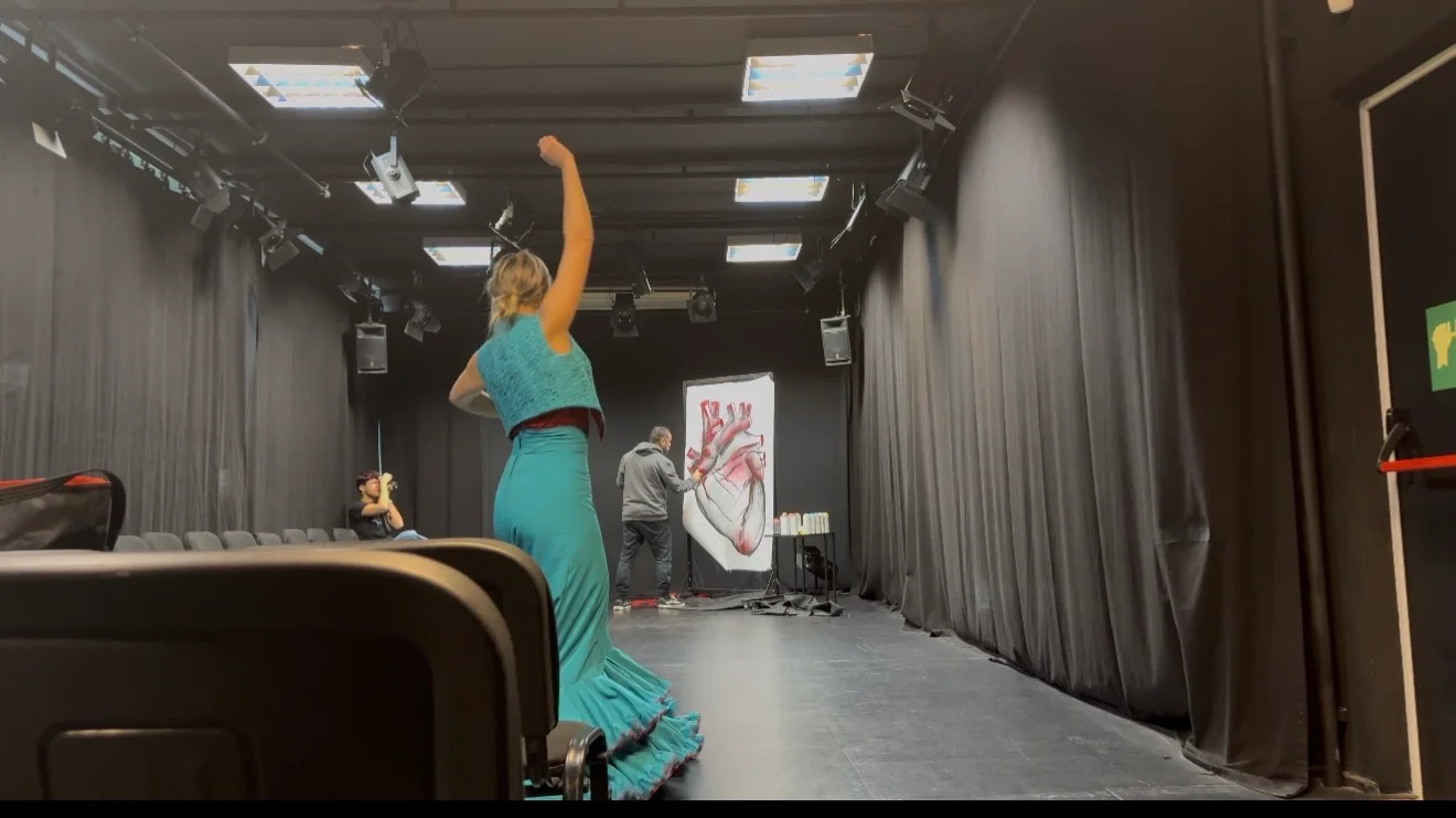 Público recorriendo la instalación Anatomía de una profesión desconocida con auriculares, Teatro Cánovas